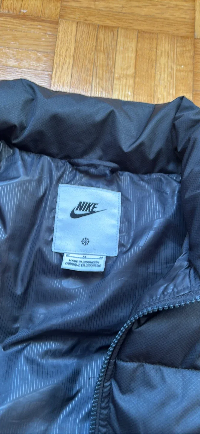 Nike Puffer Vest - Size M image indicator(2)