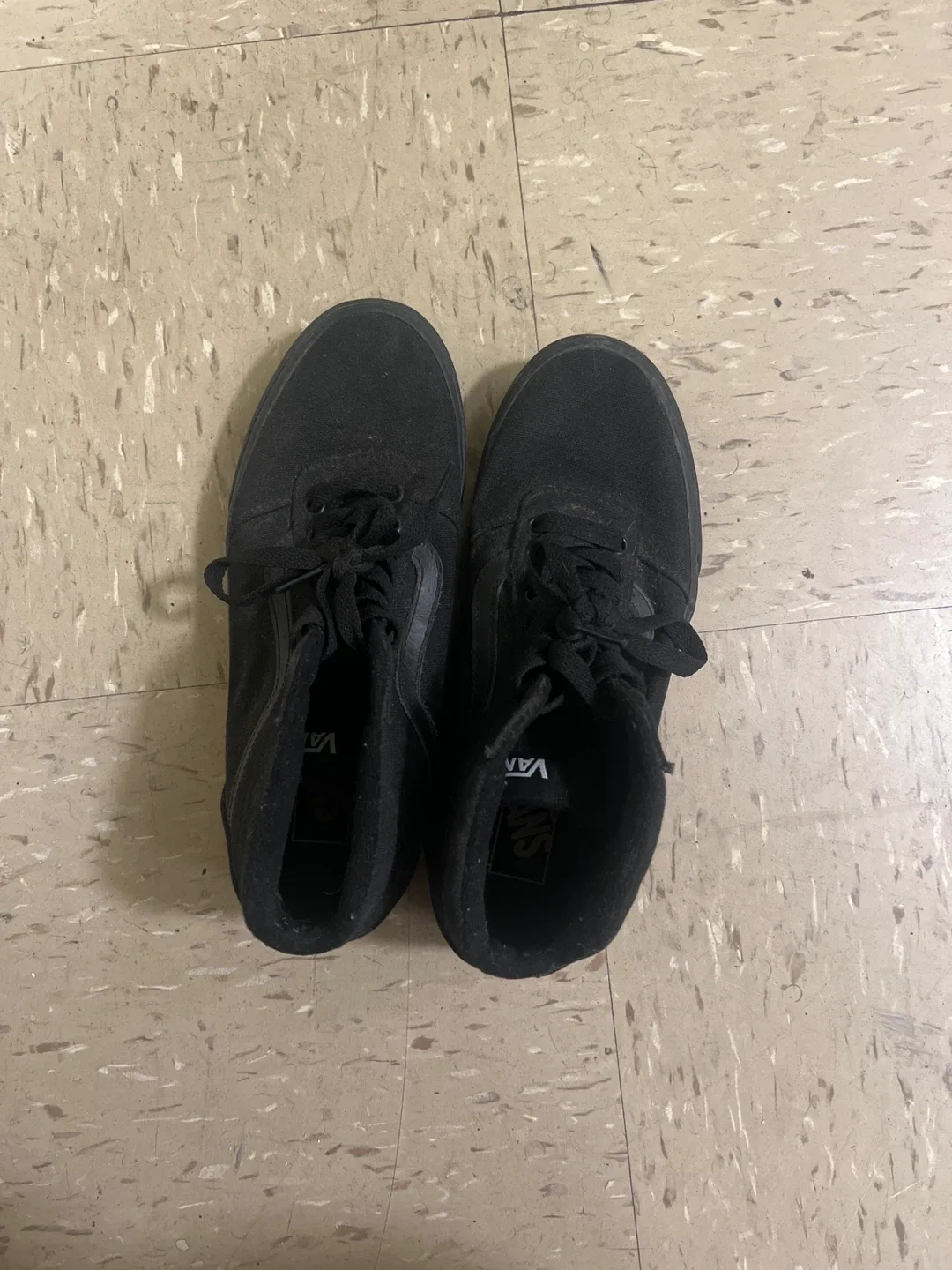 Size 8M Black Vans thumbnail