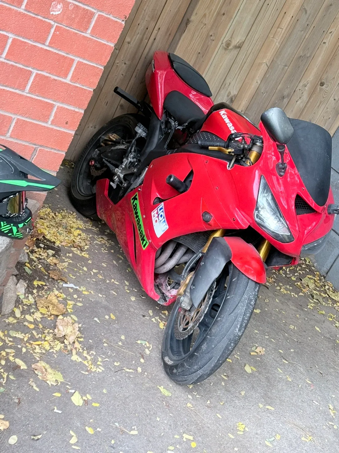 Red Kawasaki Motorcycle image indicator(4)