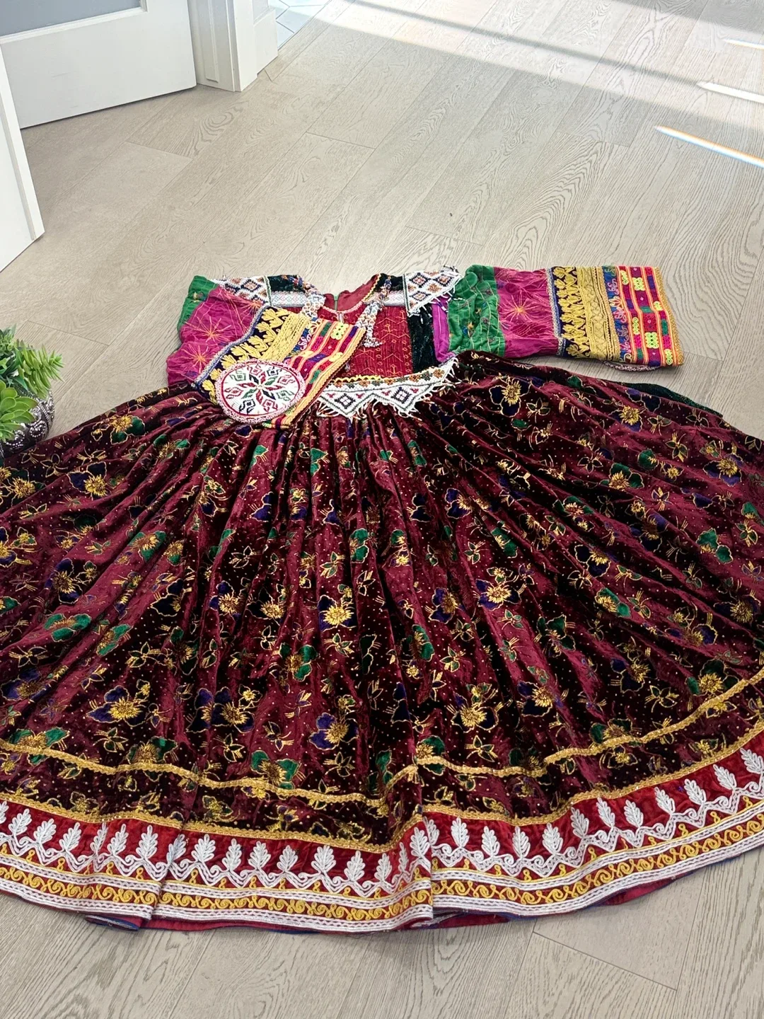 Afghan Traditional Dress image indicator(4)