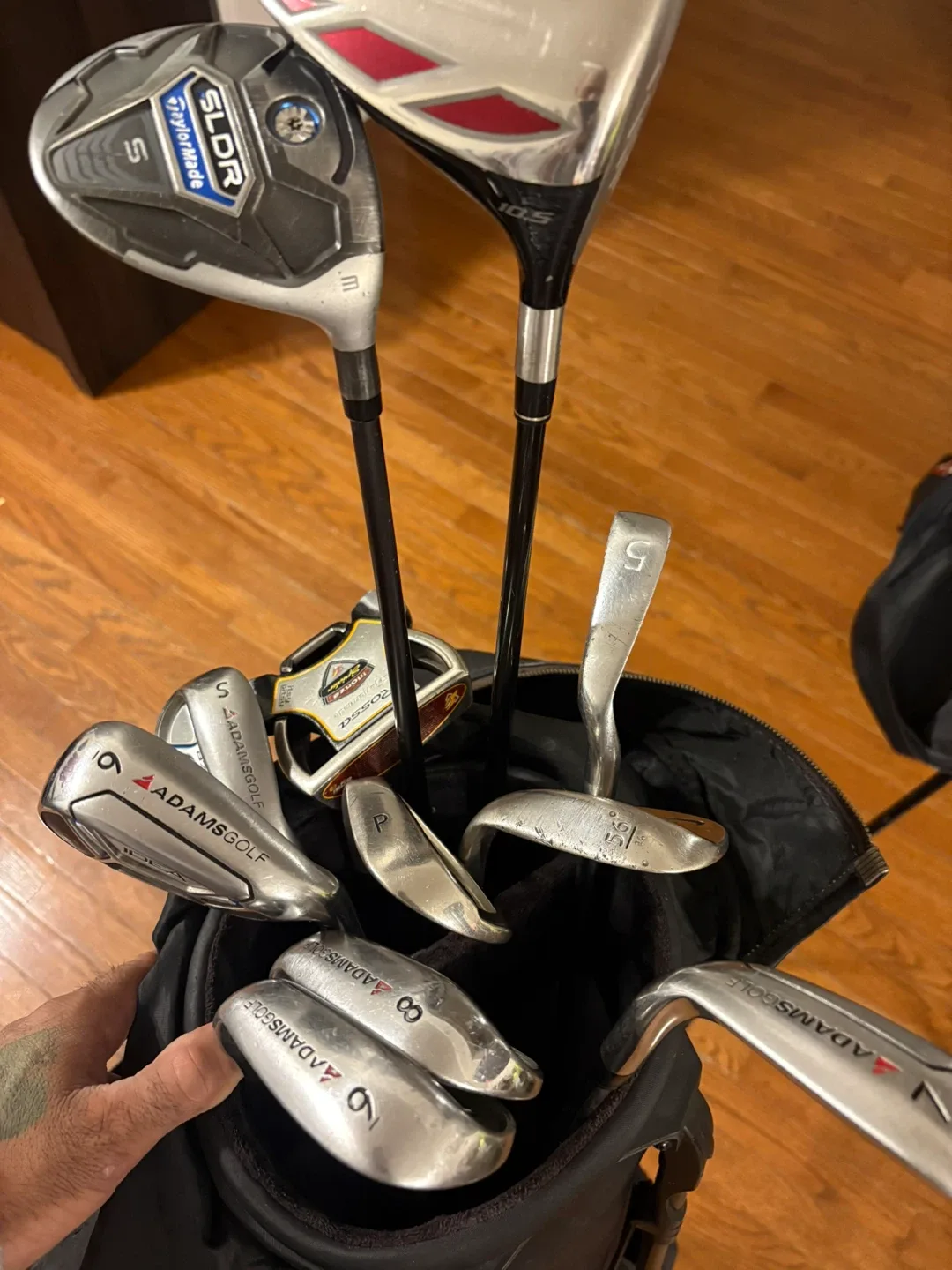 Golf Club Set with Balls and Tees image indicator(2)