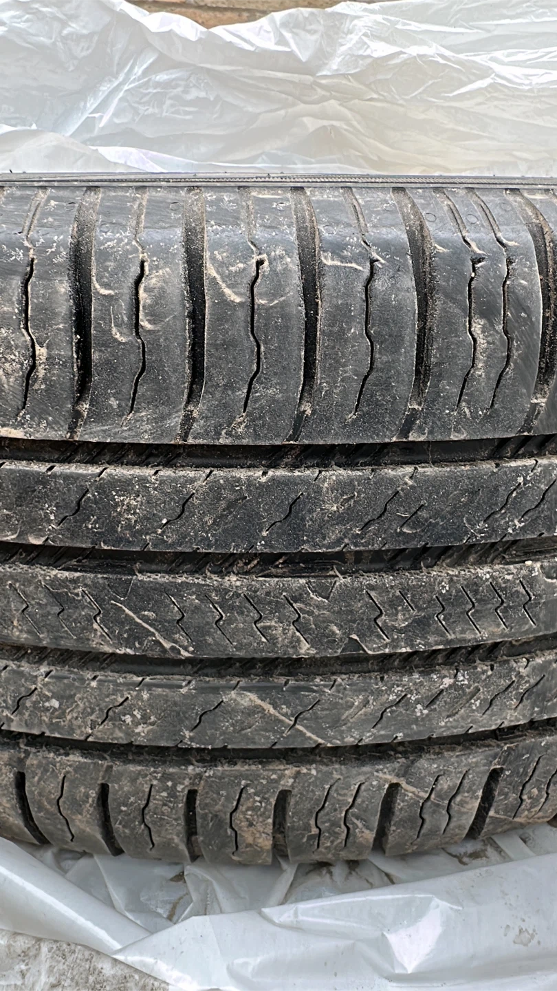 225/40R18 Volkswagen Tire Set all season - Used Condition - photo 4