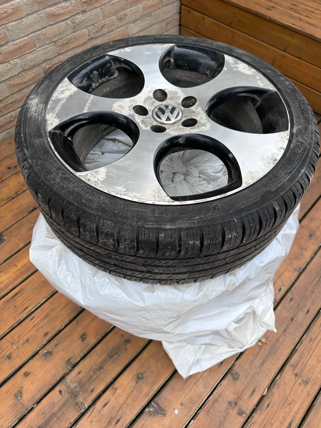 225/40R18 Volkswagen Tire Set all season - Used Condition