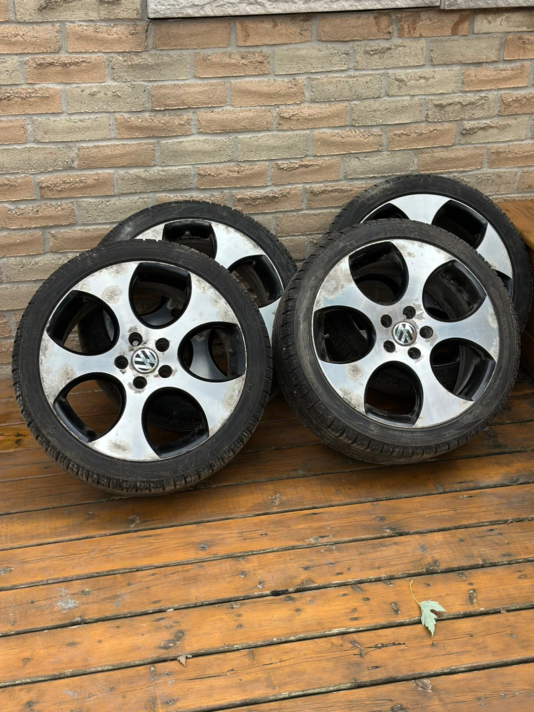 225/40R18 Volkswagen Tire Set all season - Used Condition - photo 2