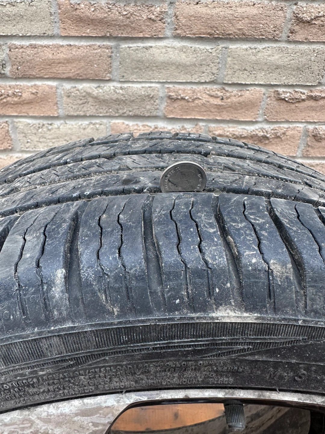 225/40R18 Volkswagen Tire Set all season - Used Condition - photo 3