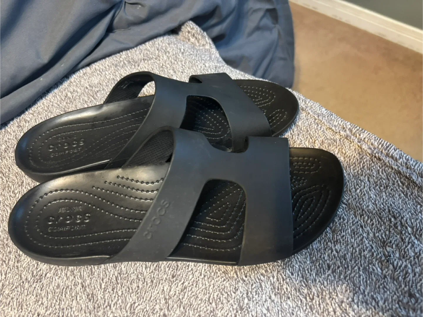 Crocs Women's Serena Slide Black Slip On Comfort Slide Sandals image indicator(4)