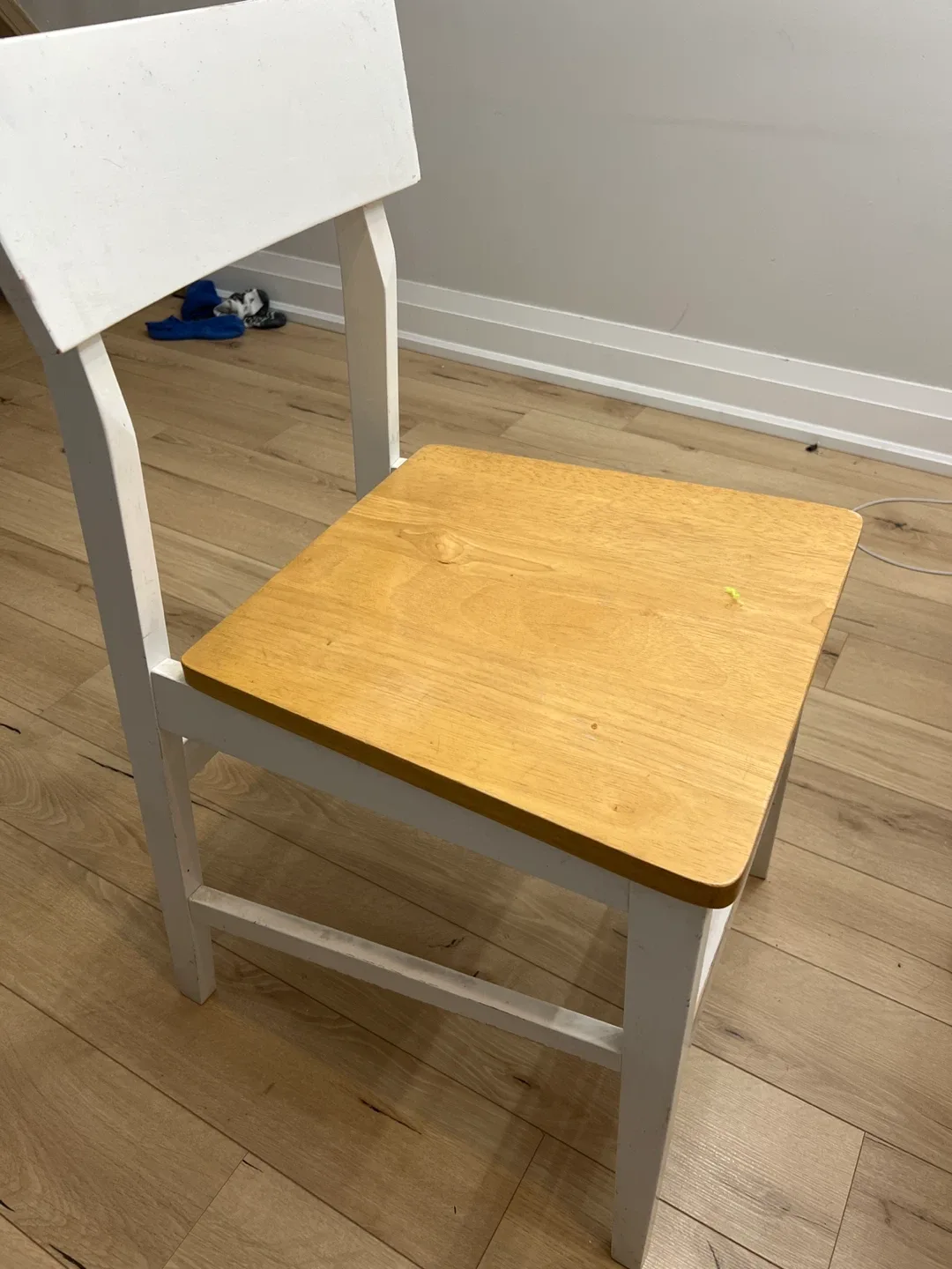 Round Wooden Dining Table & Chairs image indicator(3)