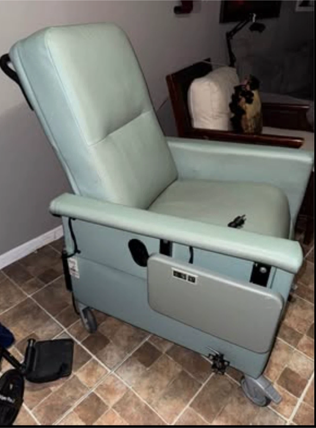 Light Green Medical Recliner Chair open both sides - photo 5
