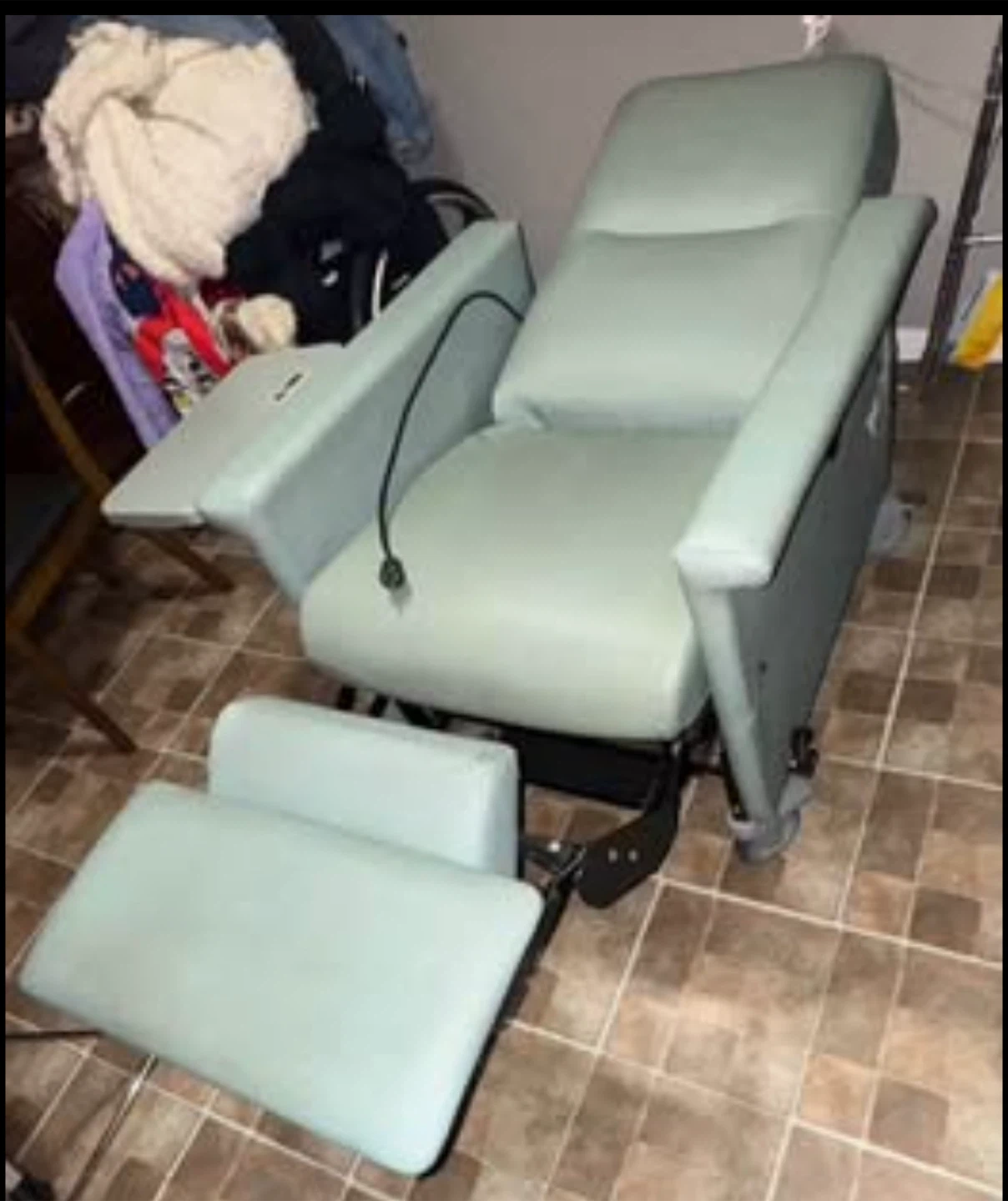 Light Green Medical Recliner Chair open both sides - photo 4