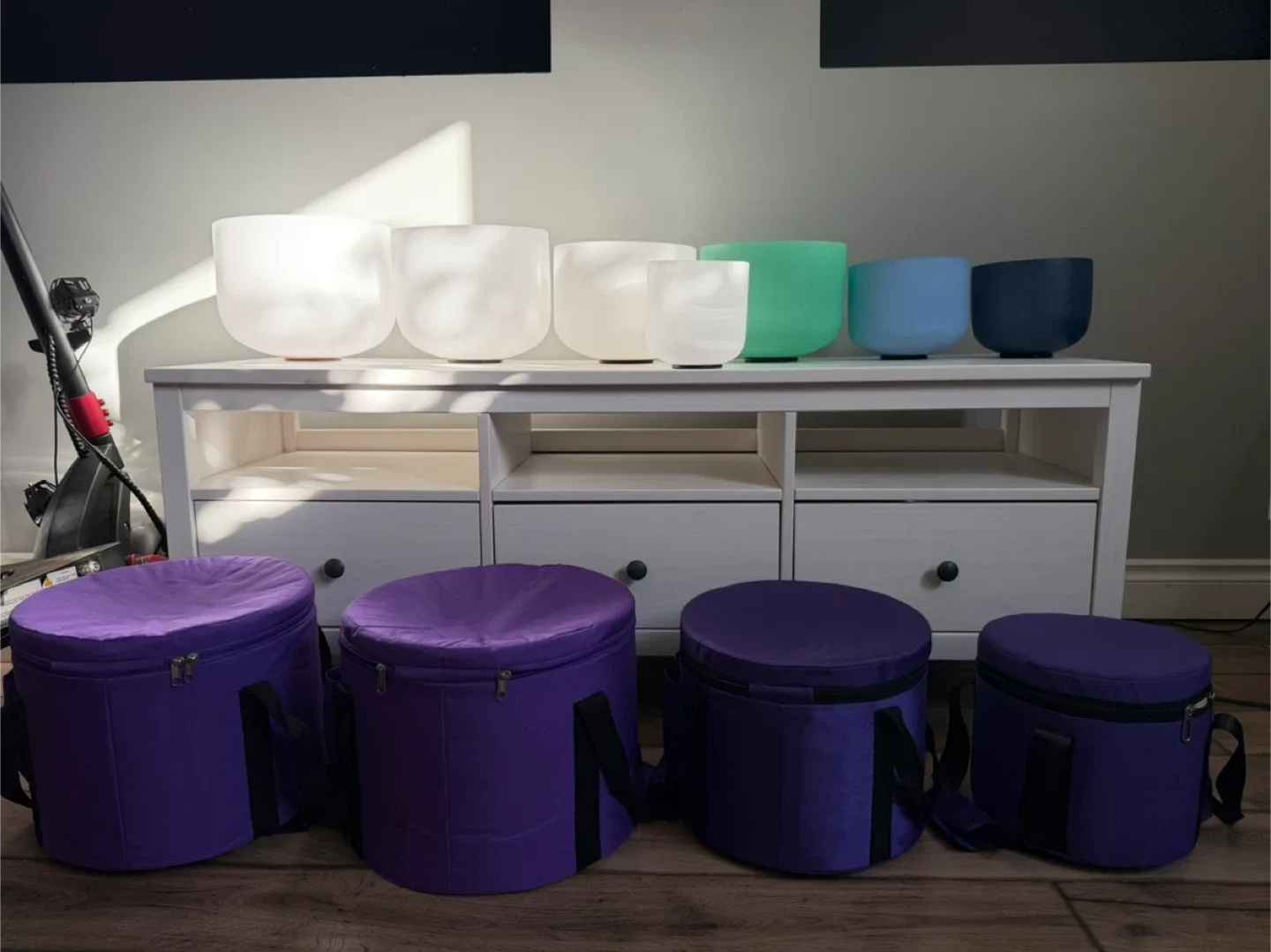 Full 7-Piece Crystal Singing Bowl Set with Carrying Cases image indicator(2)