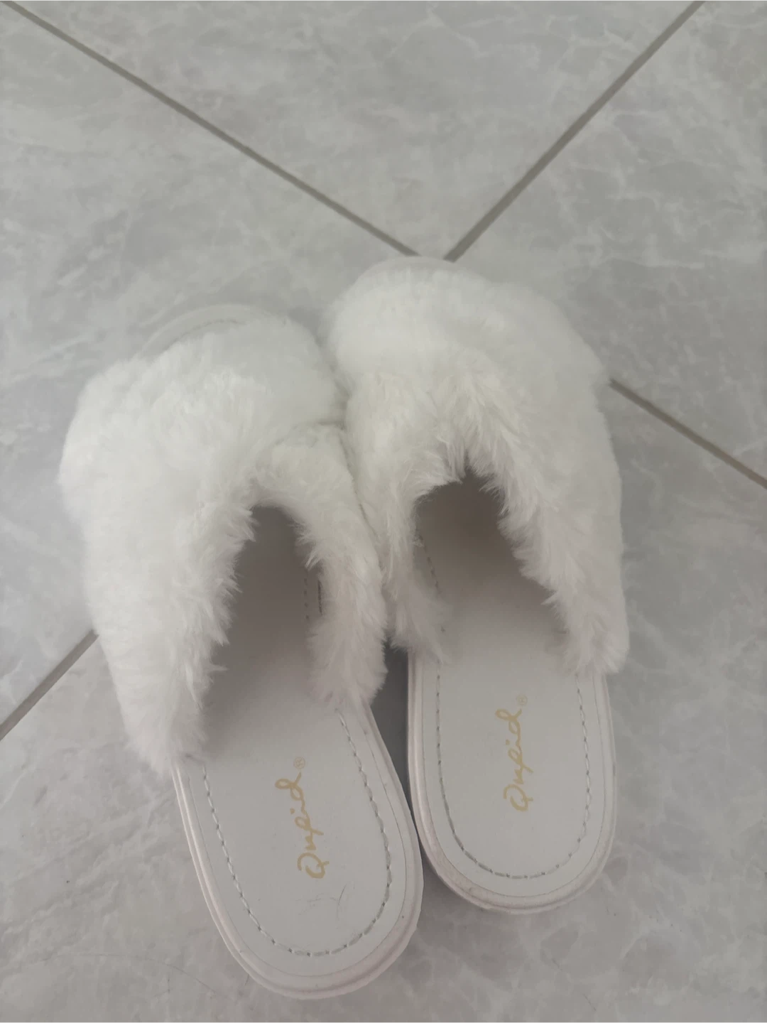Qupid White Fuzzy Slippers