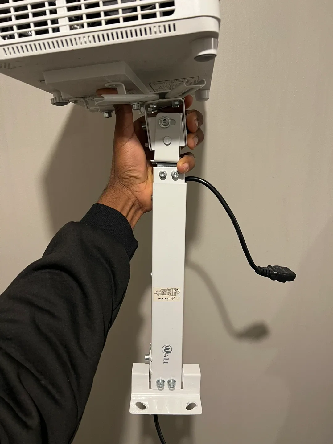 View Sonic projector with the Remote, a mount and a HDMI. image indicator(4)