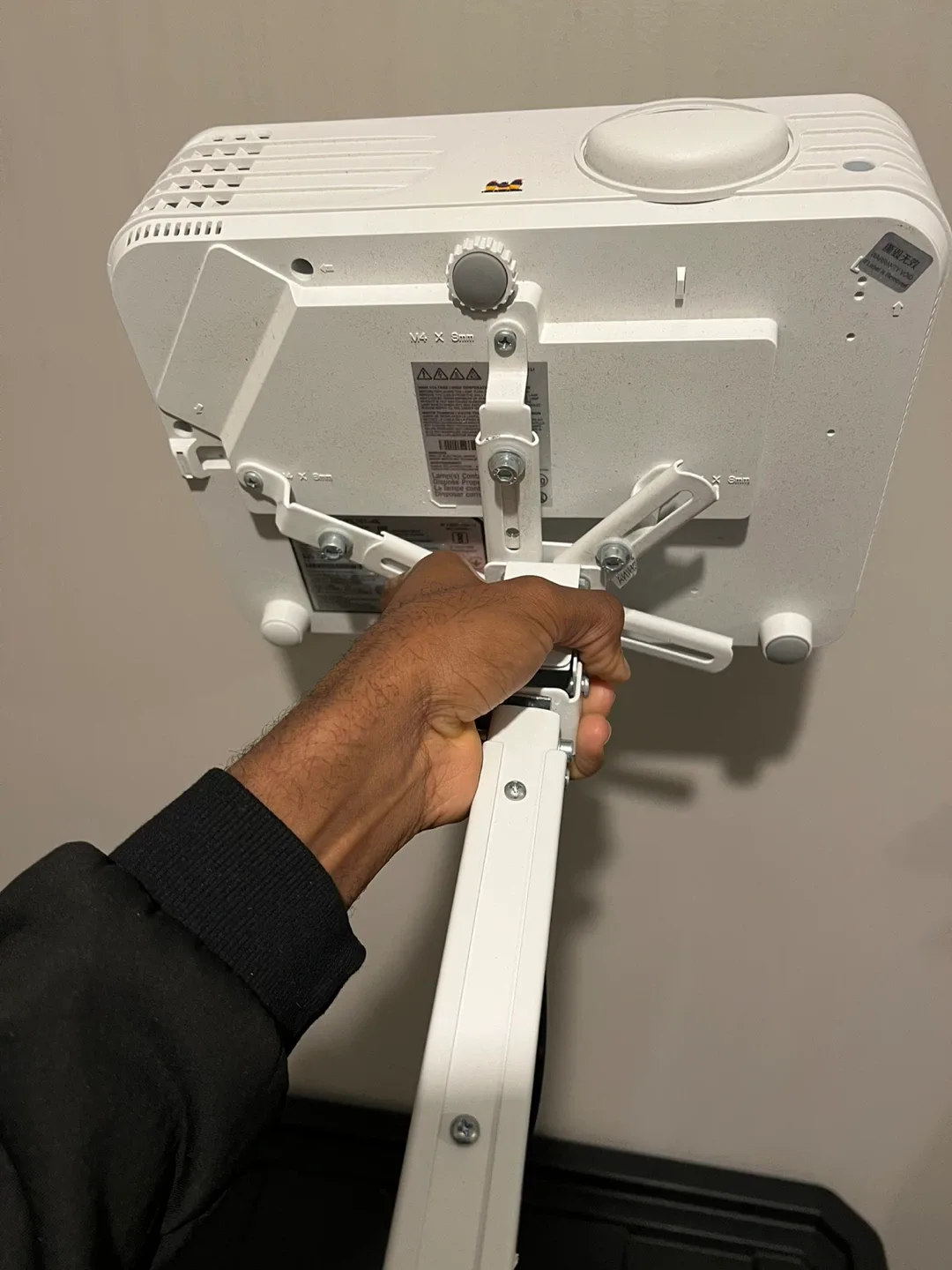 View Sonic projector with the Remote, a mount and a HDMI. image indicator(5)