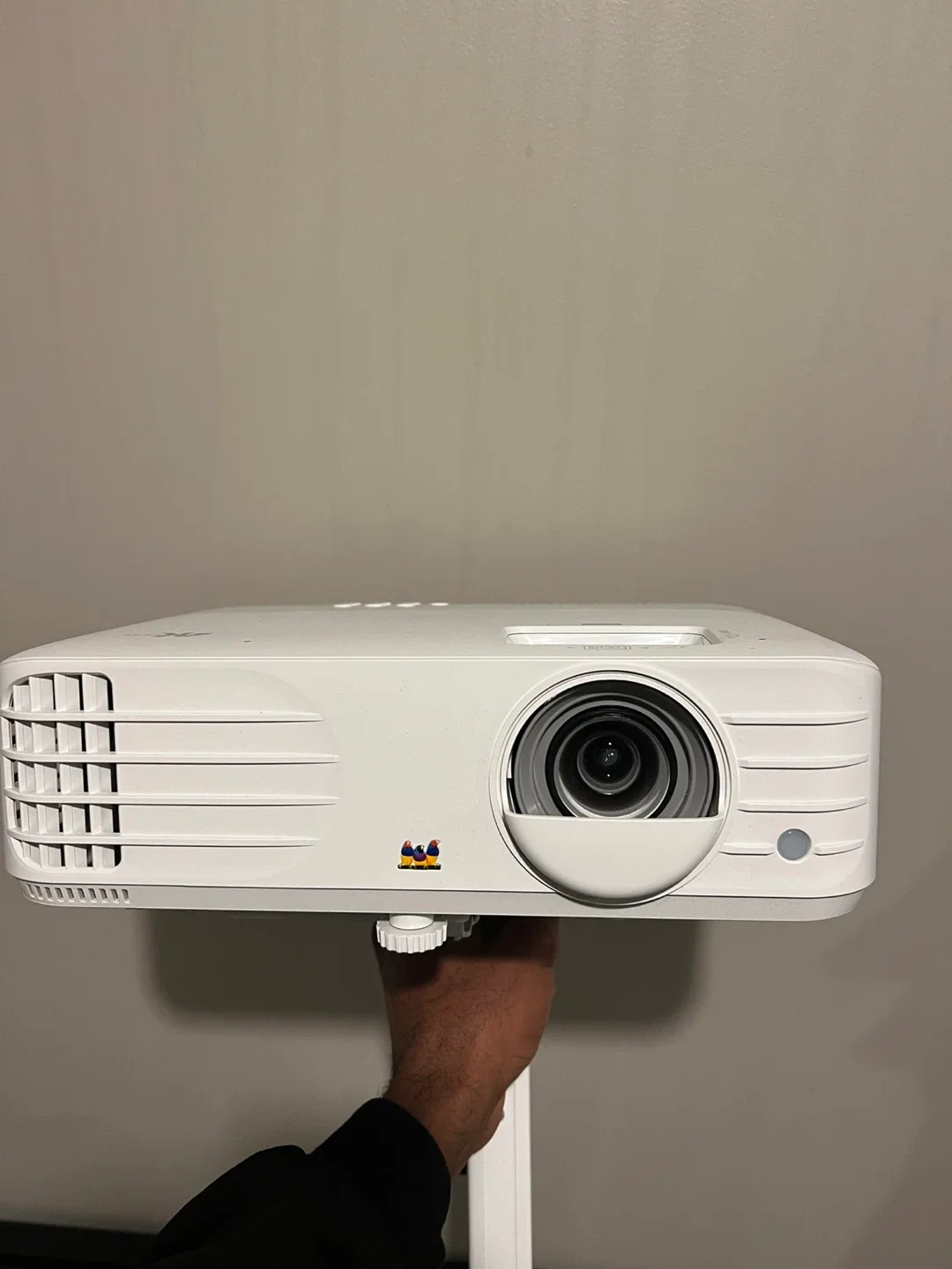 View Sonic projector with the Remote, a mount and a HDMI. image indicator(2)