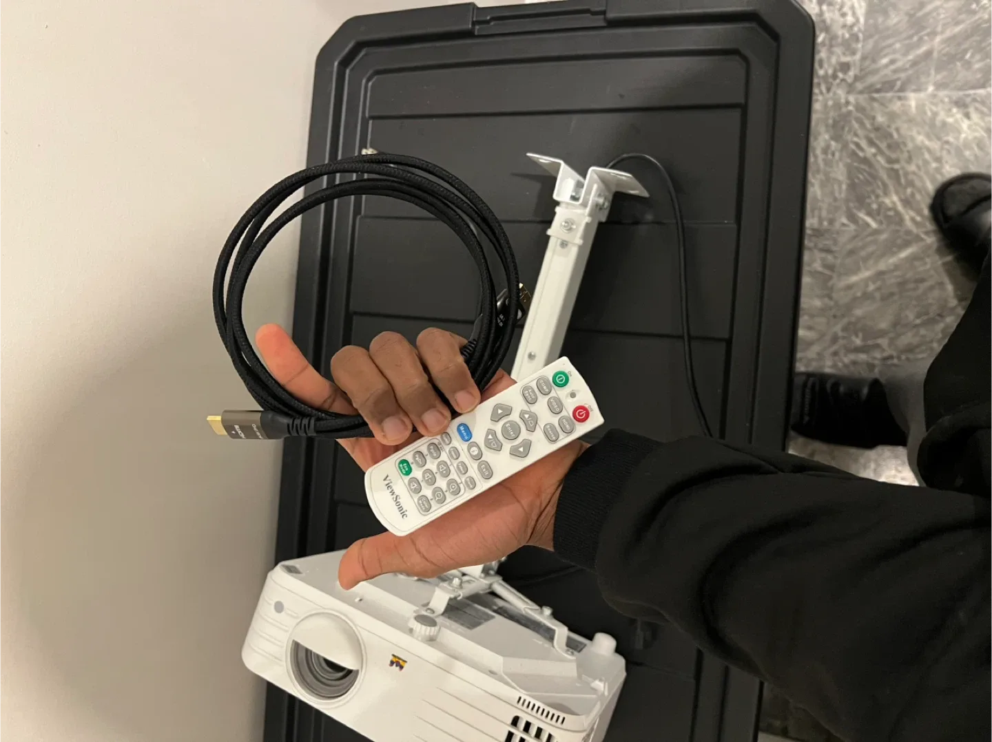 View Sonic projector with the Remote, a mount and a HDMI. image indicator(7)