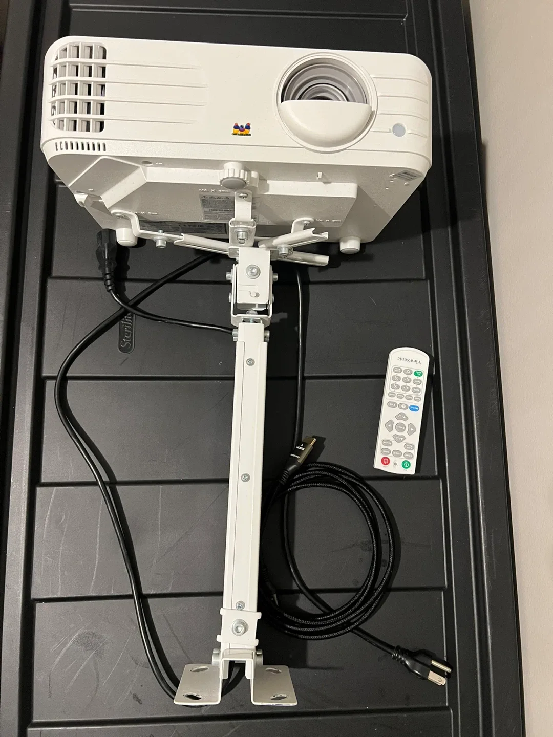 View Sonic projector with the Remote, a mount and a HDMI. image indicator(8)