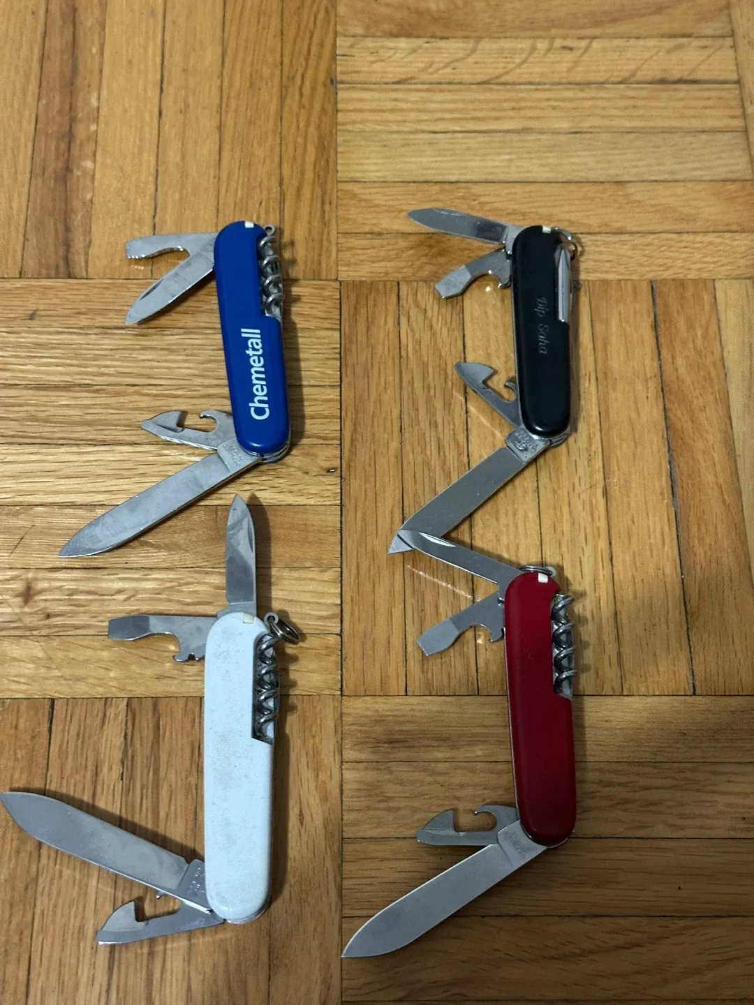 Lot of 4 Victorinoxone for 40$ image indicator(2)