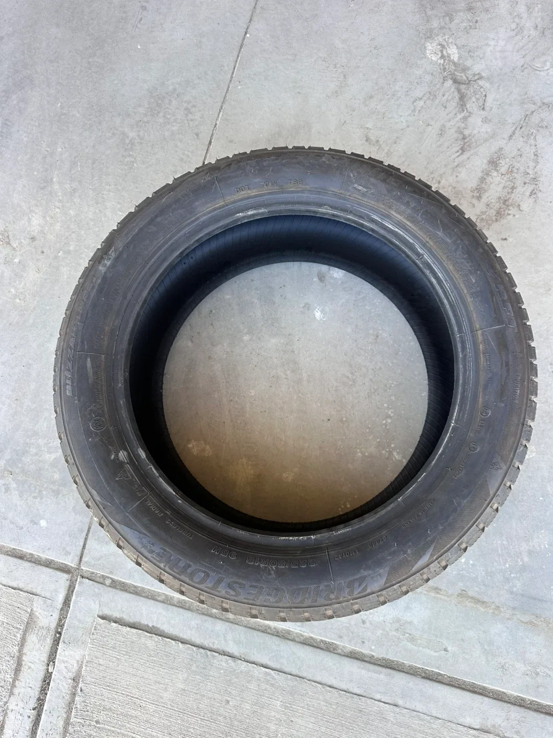 Bridgestone blizzak 225/50R18 Winter Tires 80% image indicator(6)