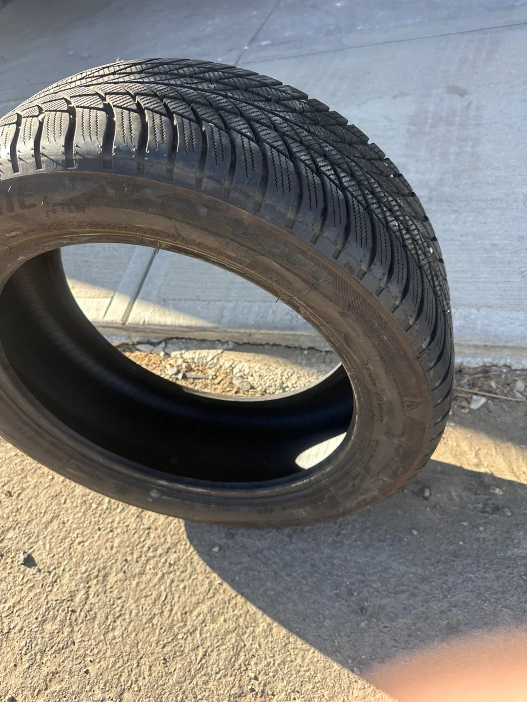 Bridgestone blizzak 225/50R18 Winter Tires 80% image indicator(4)