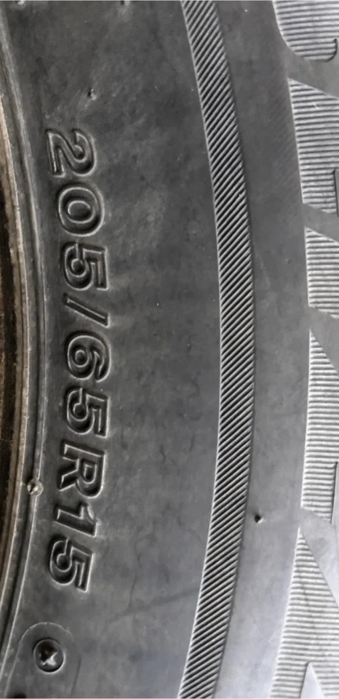 4 pneus d’hiver Bridgestone Blizzak 205/65R15 – excellent état image indicator(4)