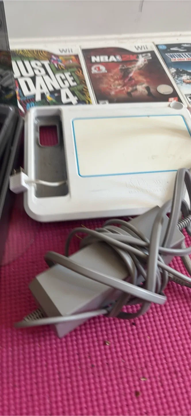 Nintendo Wii Console with Accessories image indicator(3)