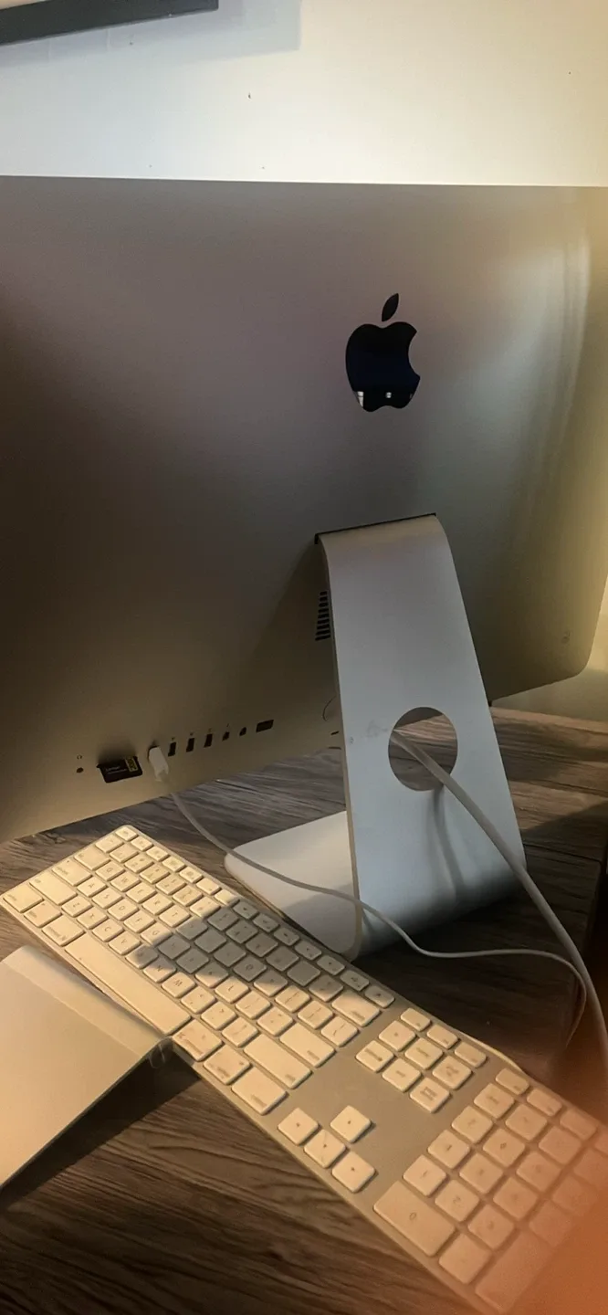 Apple iMac 21.5-inch Late 2012 image indicator(4)