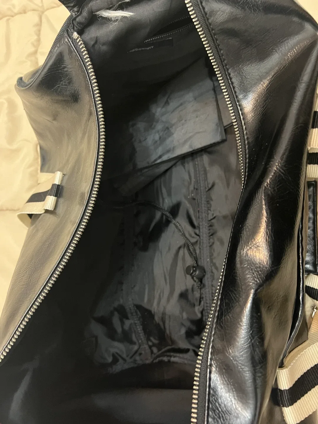 Fred Perry Black Barrel Bag image indicator(5)