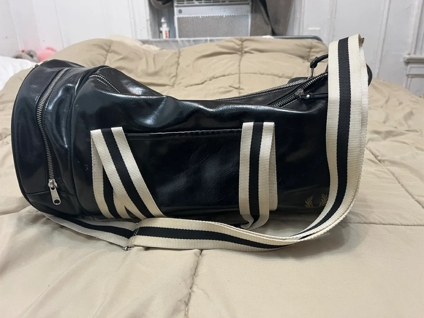 Fred Perry Black Barrel Bag image indicator(3)