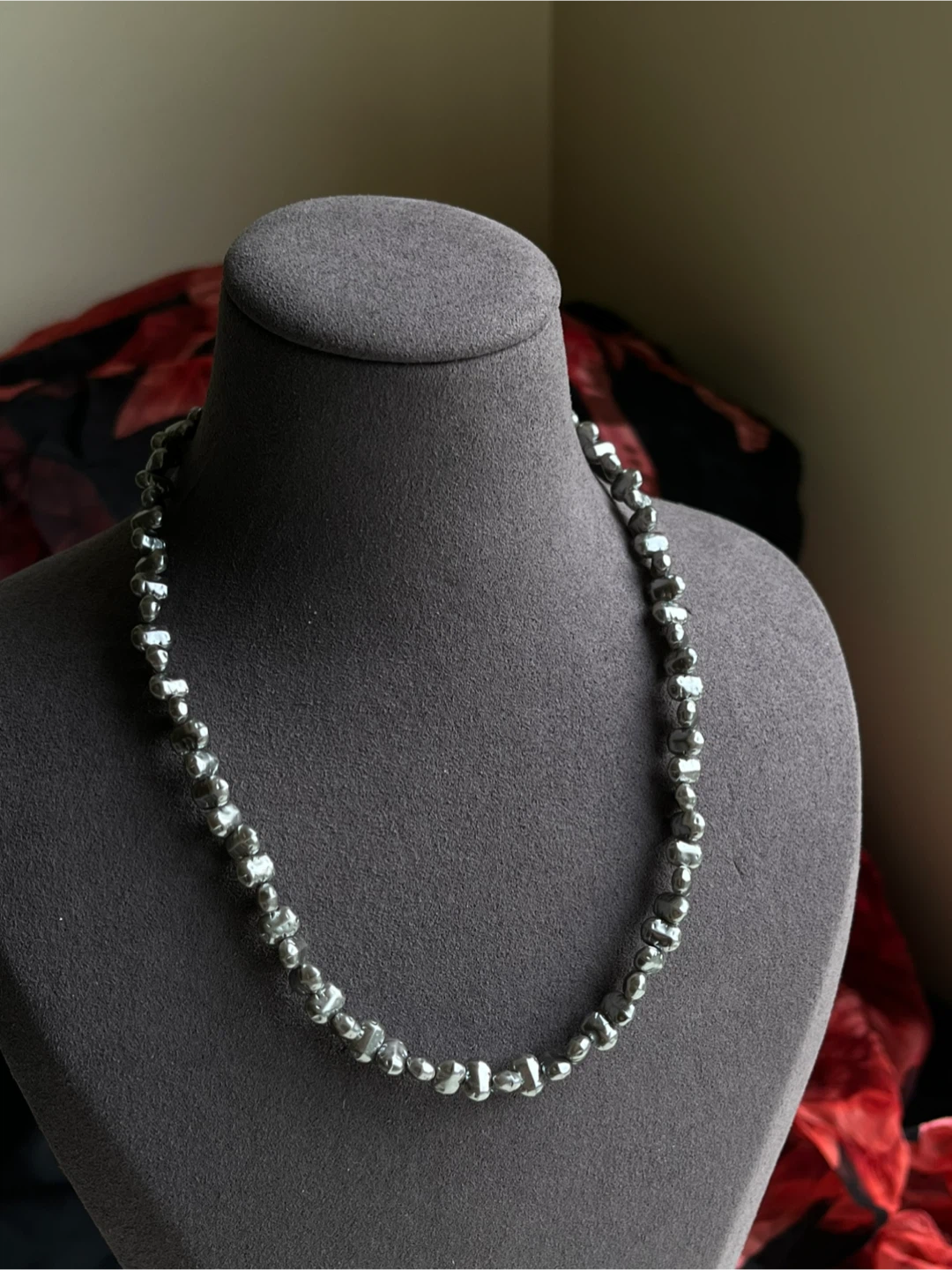 Pearl necklace choker