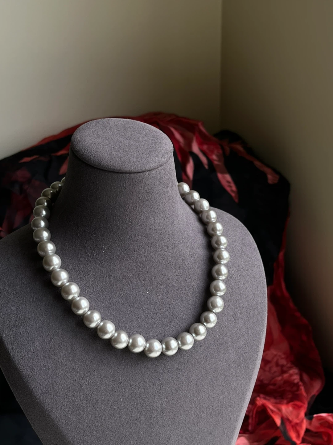 Chunky pearl choker