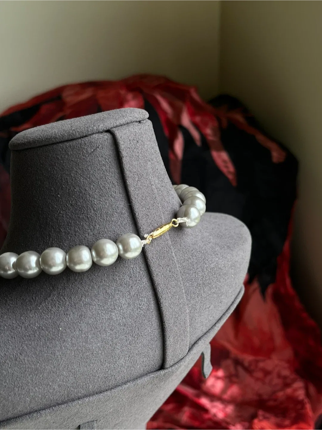 Chunky pearl choker image indicator(2)