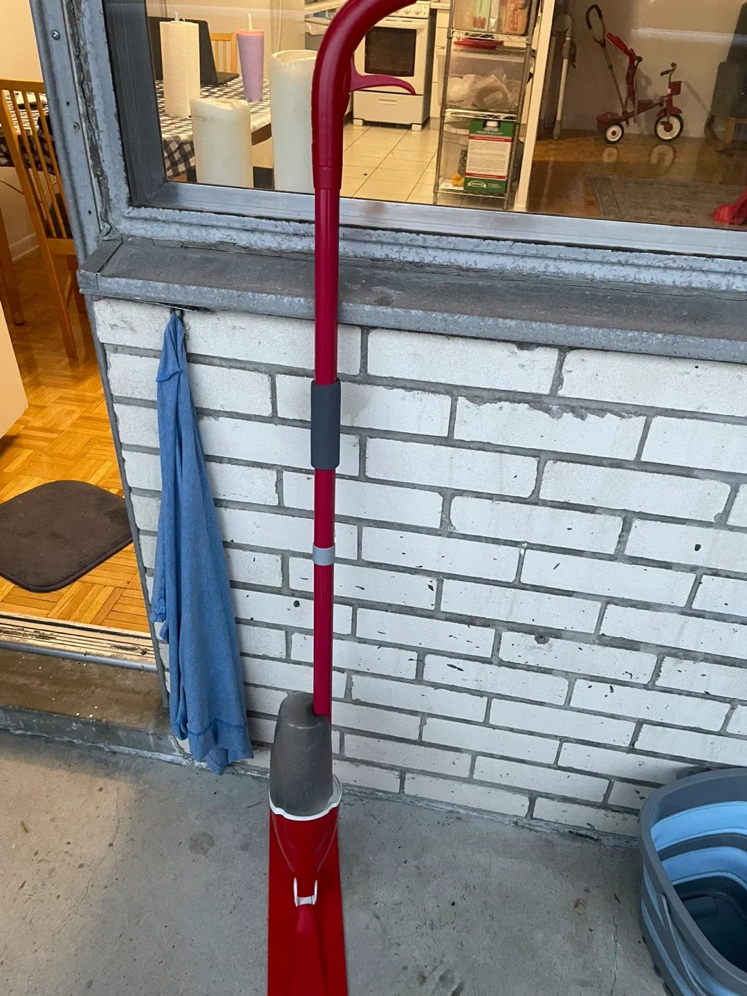 Red Spray Mop with 1 refill image indicator(2)