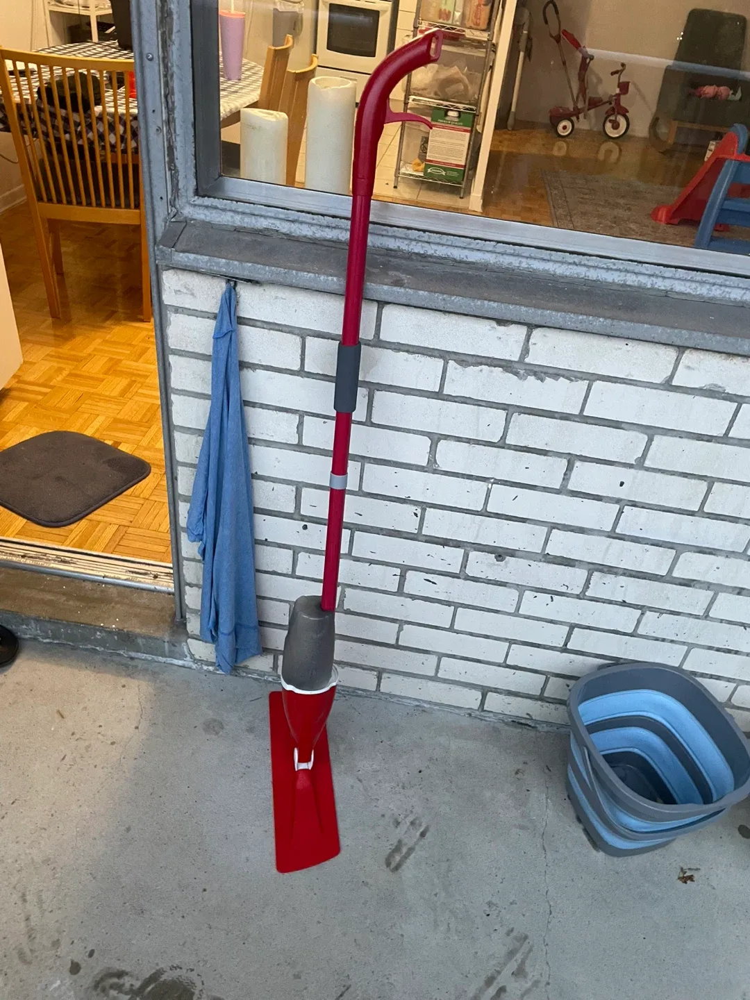 Red Spray Mop with 1 refill image indicator(3)