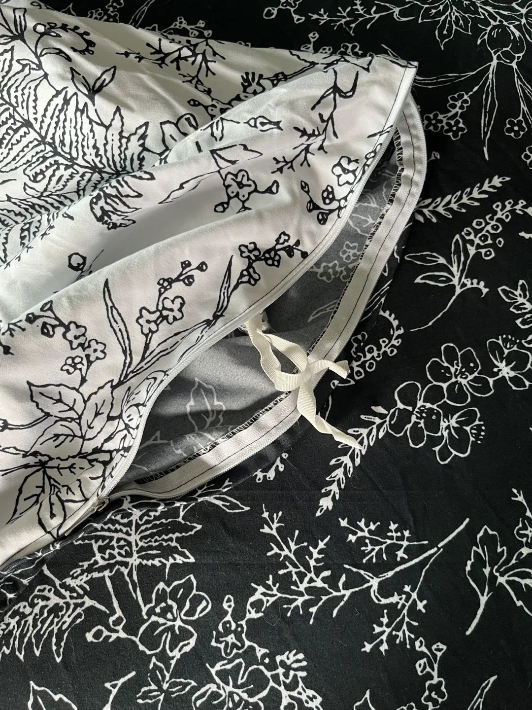 South Shore Fine Linens Duvetcover in a King Size image indicator(6)