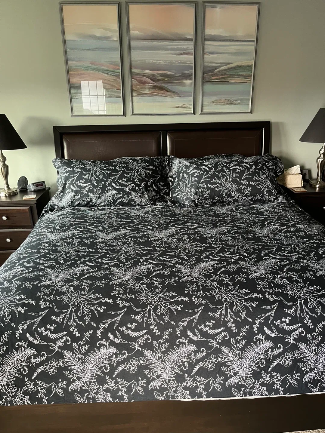 South Shore Fine Linens Duvetcover in a King Size image indicator(2)