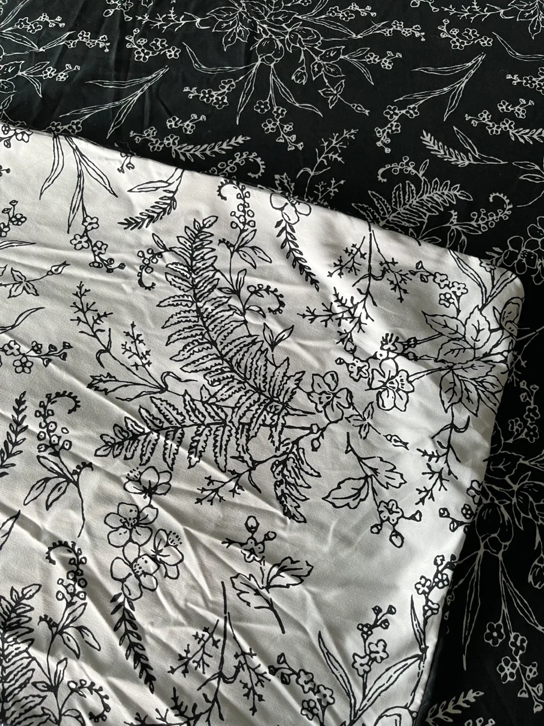 South Shore Fine Linens Duvetcover in a King Size image indicator(4)