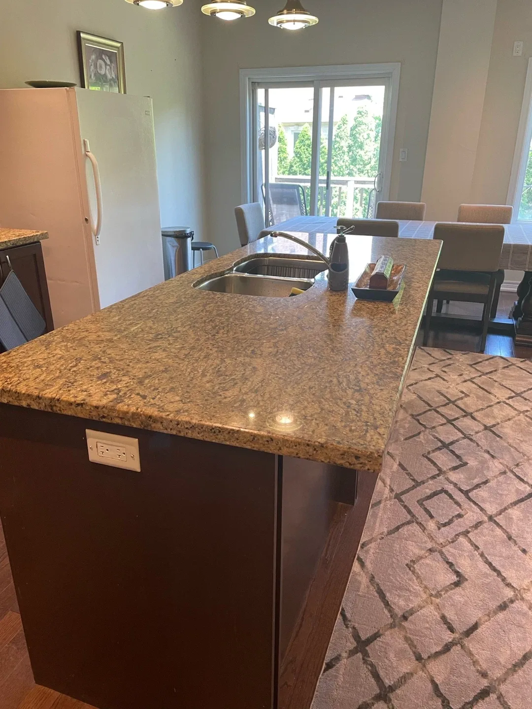 Kitchen Countertop with Cabinets image indicator(3)
