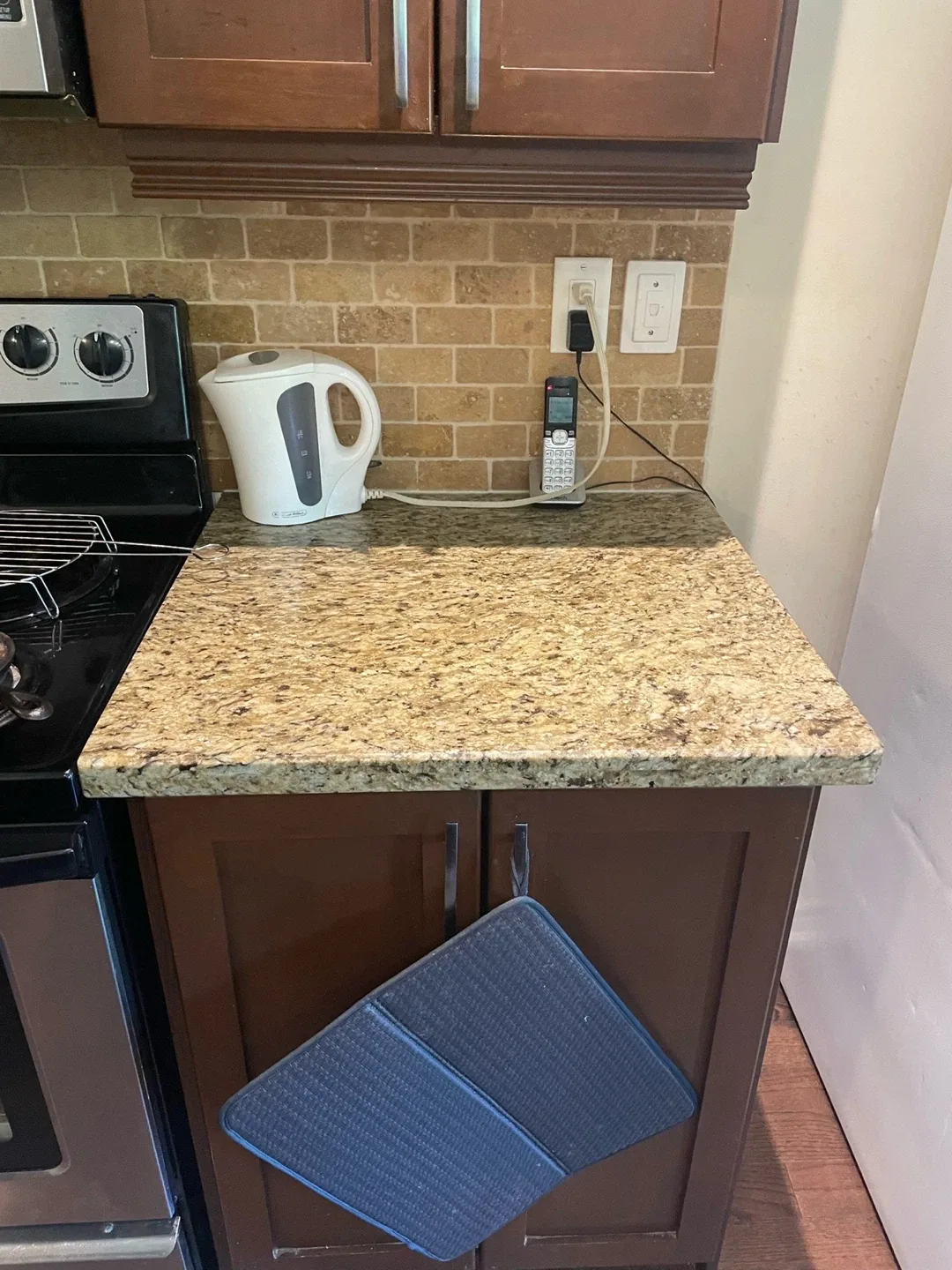 Kitchen Countertop with Cabinets image indicator(2)