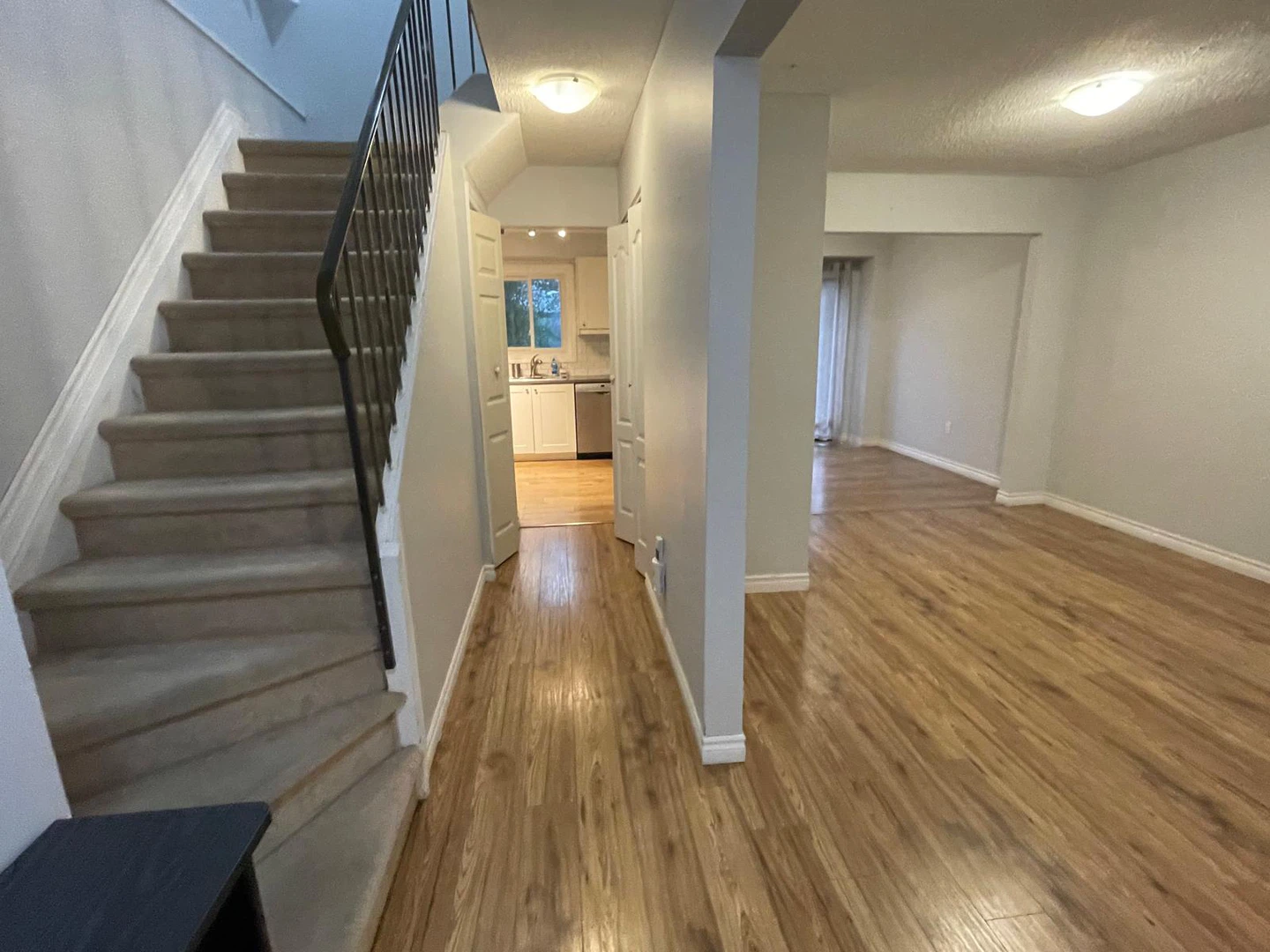House for rent- 4 bed+ Den+ 1.5 Bath (Rathwood) - photo 2