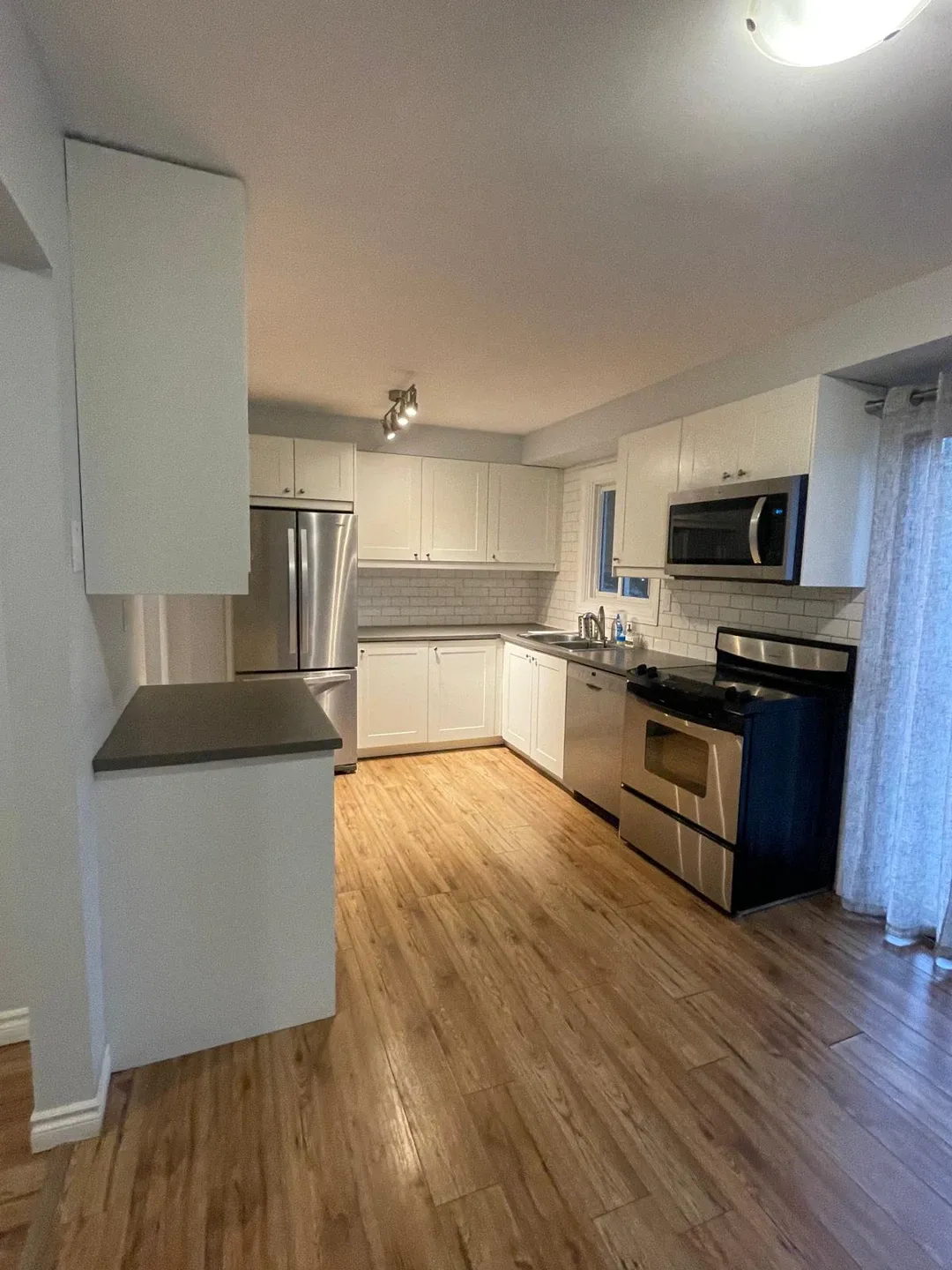 House for rent- 4 bed+ Den+ 1.5 Bath (Rathwood) image indicator(4)