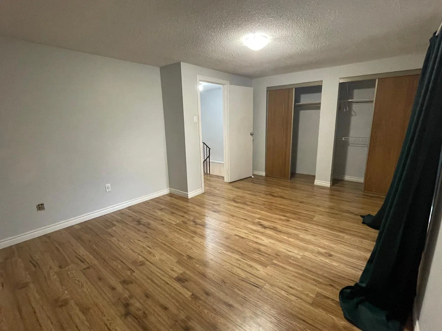 House for rent- 4 bed+ Den+ 1.5 Bath (Rathwood) image indicator(6)