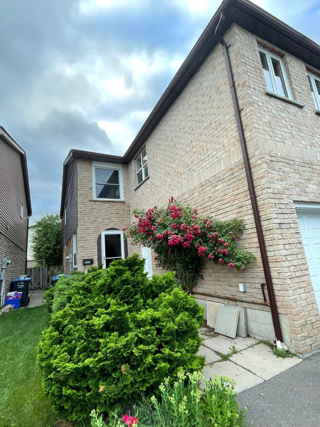 House for rent- 4 bed+ Den+ 1.5 Bath (Rathwood)