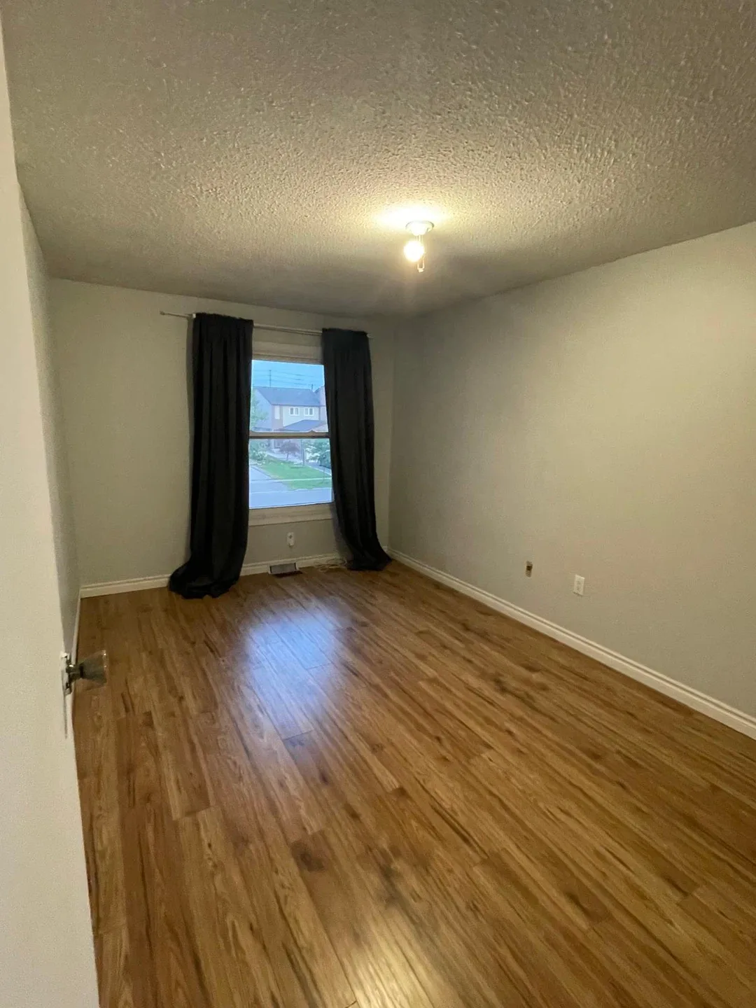 House for rent- 4 bed+ Den+ 1.5 Bath (Rathwood) image indicator(7)