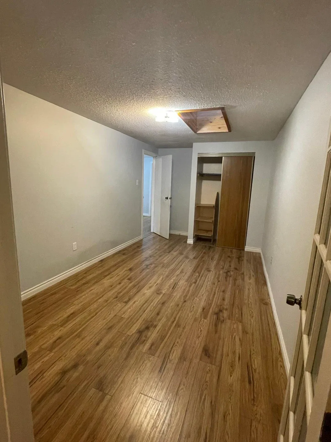 House for rent- 4 bed+ Den+ 1.5 Bath (Rathwood) image indicator(8)