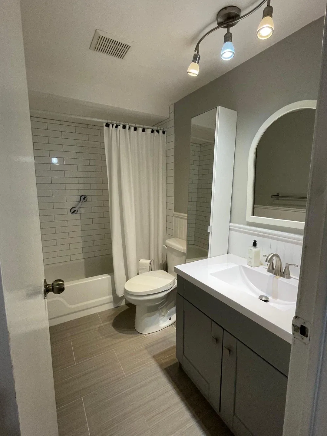 House for rent- 4 bed+ Den+ 1.5 Bath (Rathwood) image indicator(9)