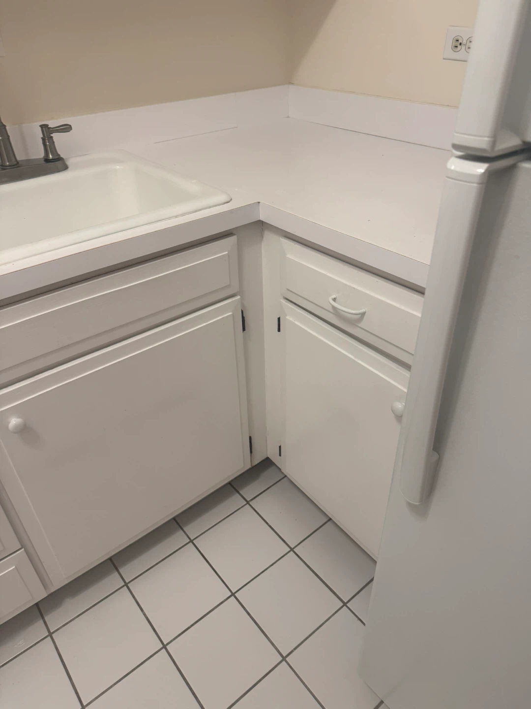 Kitchen Cabinets - White - photo 3
