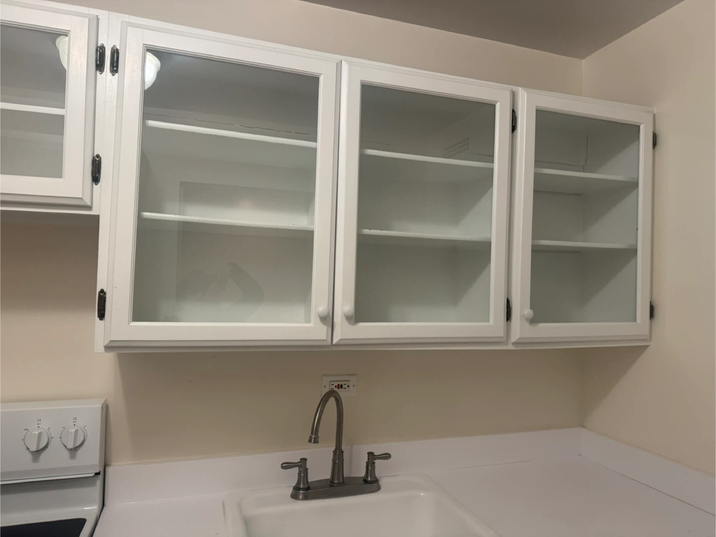 Kitchen Cabinets - White - photo 2