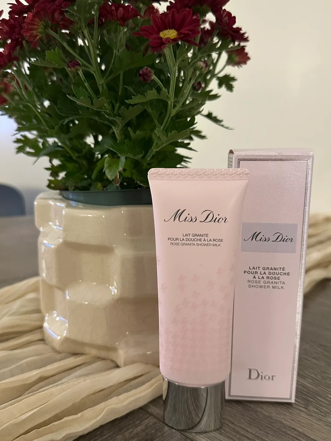 Miss Dior Rose Granita Shower Milk image indicator(2)