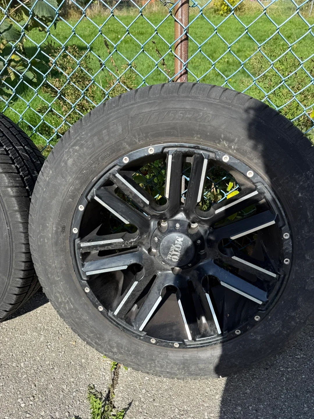 27555R20 Set of 4 Moto Metal Wheels with Michelin Defender Tire image indicator(2)