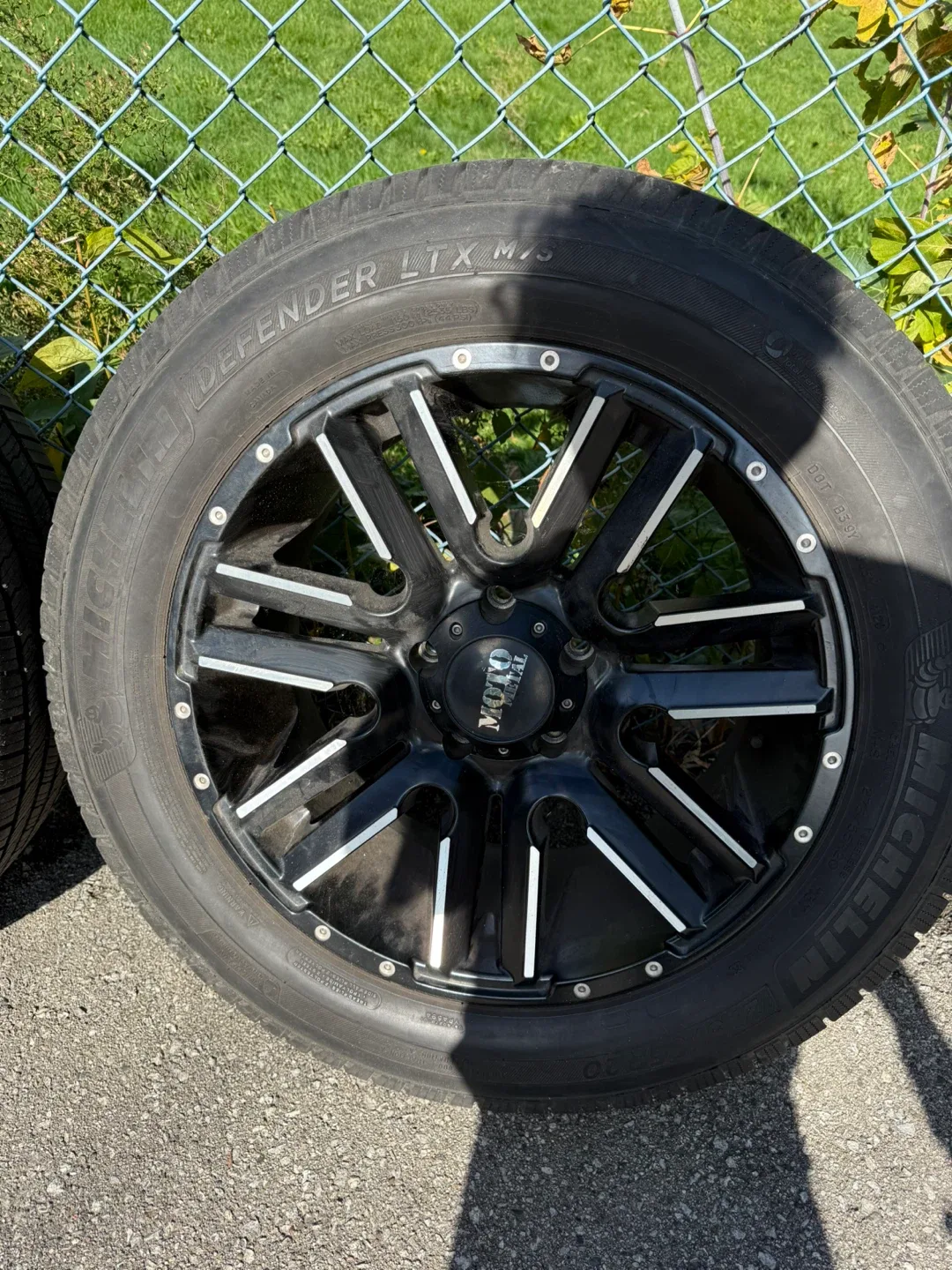 27555R20 Set of 4 Moto Metal Wheels with Michelin Defender Tire image indicator(3)